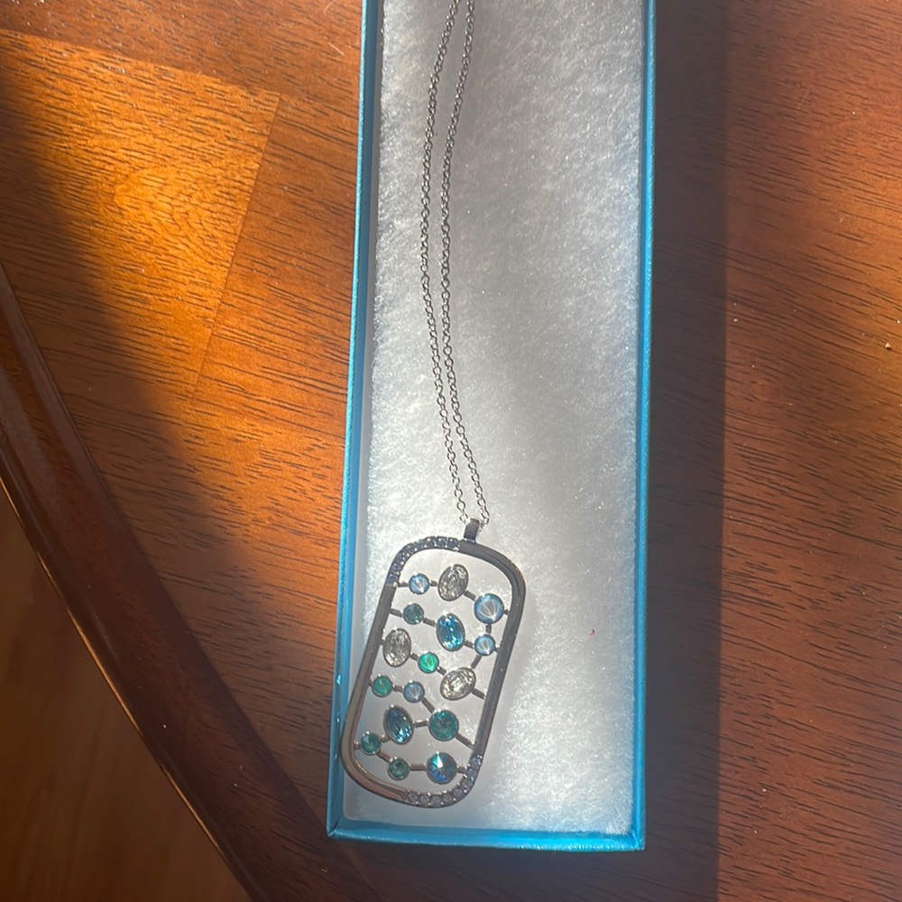 Riverbed pendant